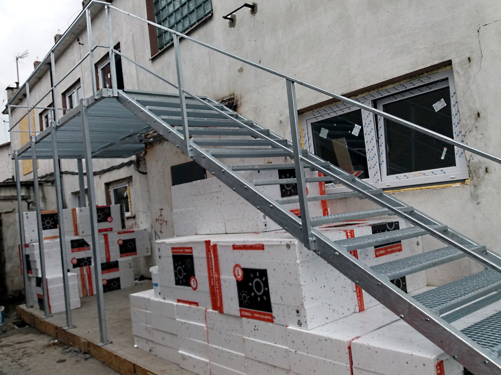 Schody zewnętrzne z balkonem wema