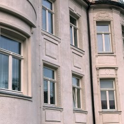 Montaż stolarki drewnianej w zabytkowym budynku pod nadzorem konserwatora zabytków