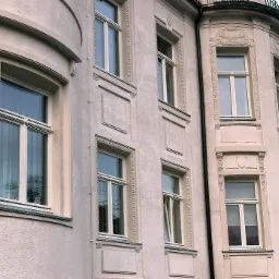 Montaż stolarki drewnianej w zabytkowym budynku pod nadzorem konserwatora zabytków