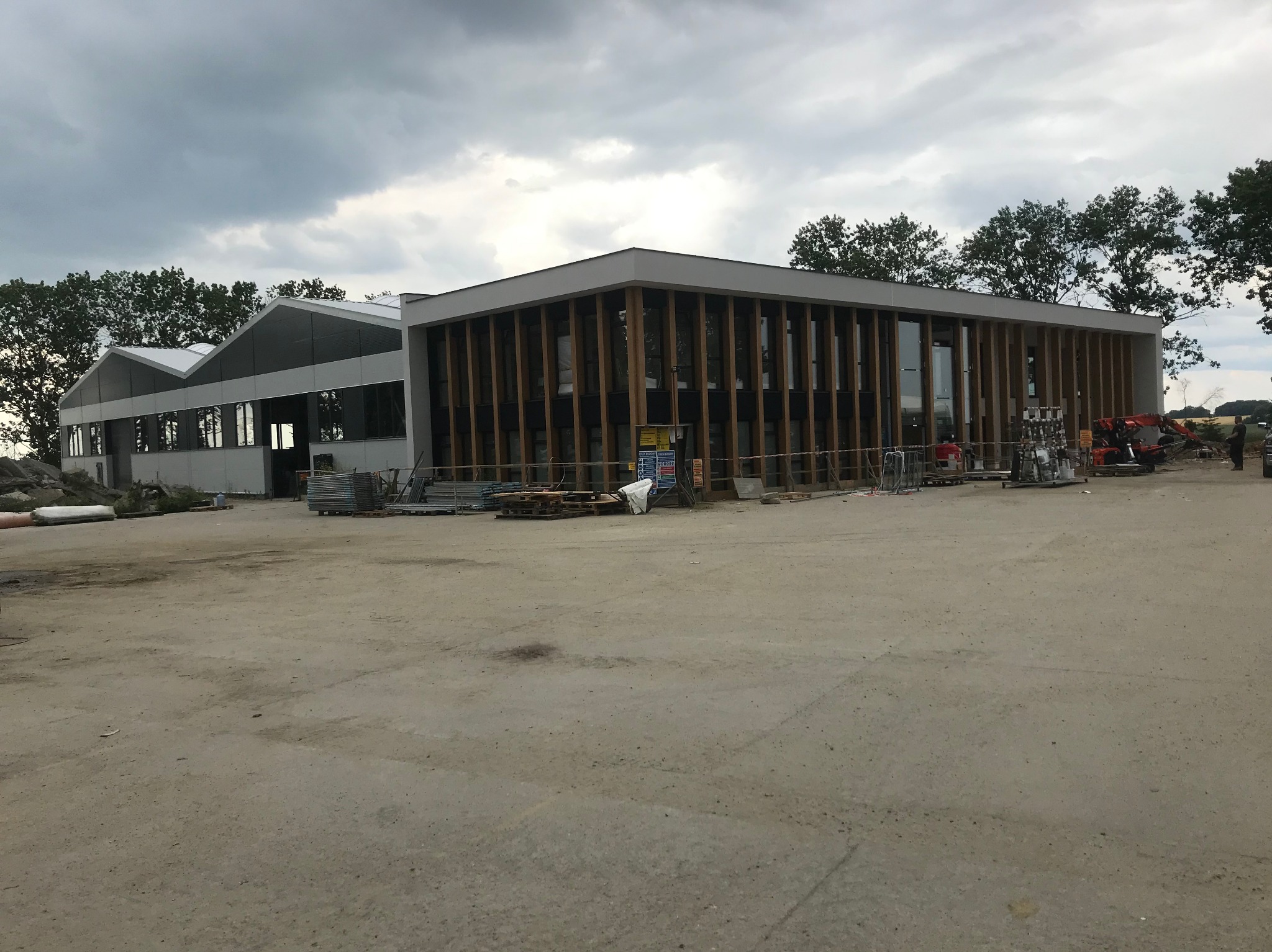 Biurowiec + hala produkcyjna, Okna Rehau , fasada ponzio, okna na hali decco