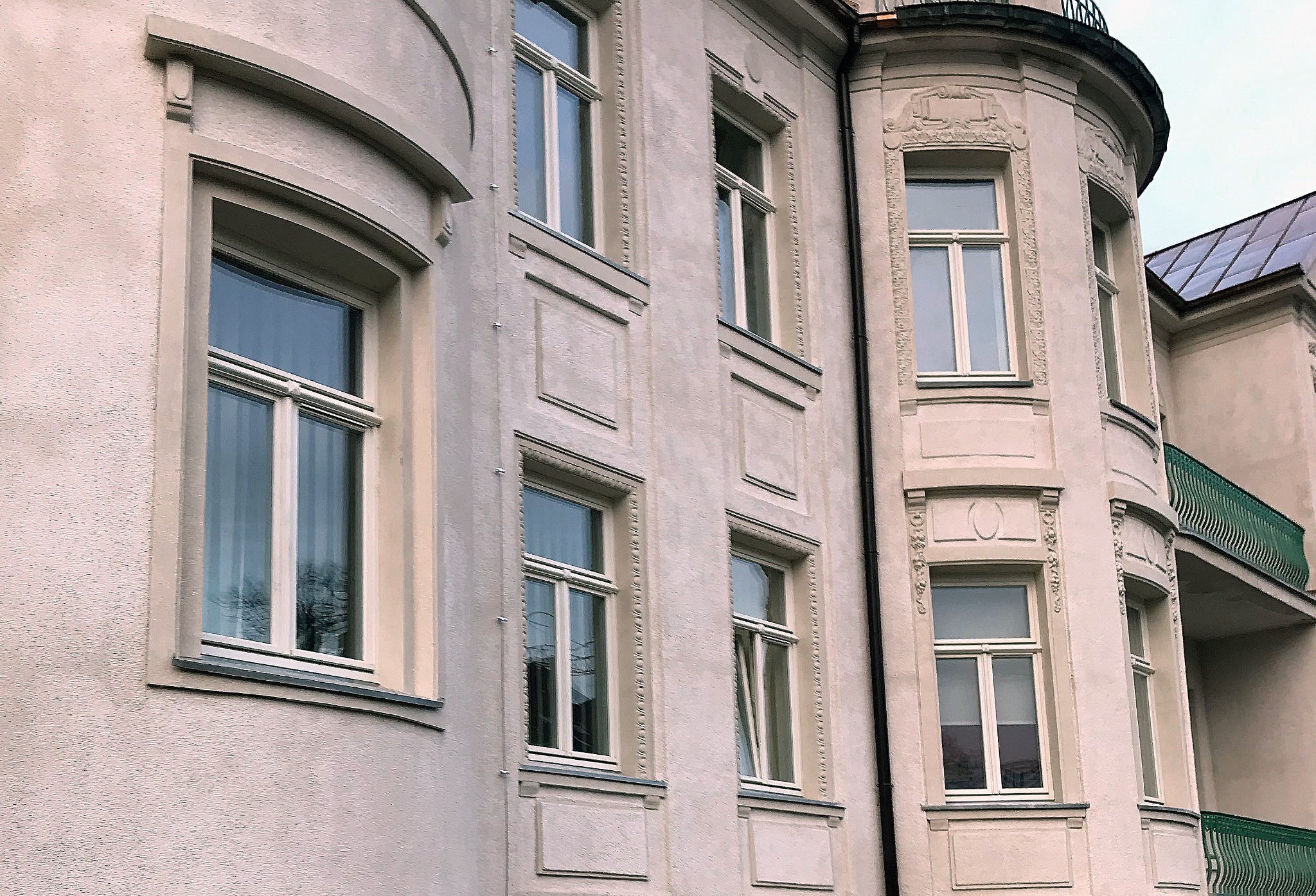 Montaż stolarki drewnianej w zabytkowym budynku pod nadzorem konserwatora zabytków