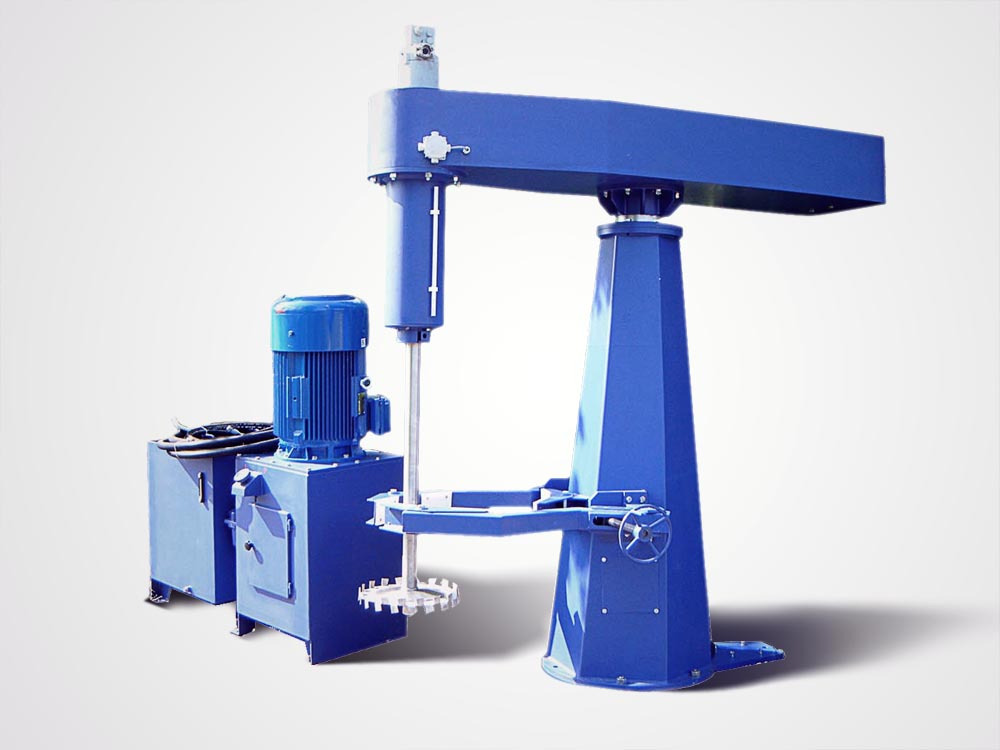 Niebieska maszyna przemysłowa z silnikiem i mieszadłem na białym tle, widok z przodu, oświetlenie studyjne.