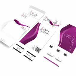 Zestaw materiałów identyfikacyjnych firmy Beck System: wizytówki, papier firmowy, koperta, płyta CD z logo i motywem graficznym w odcieniach fioletu, ułożone pod kątem na białym tle, z dodatkiem...