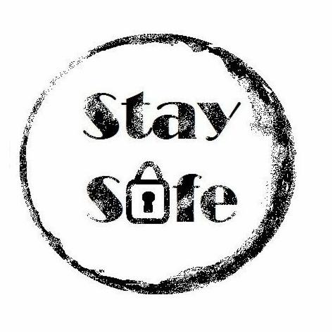 Stylowy, okrągły stempel z napisem 'Stay Safe', gdzie litera 'a' w słowie 'Safe' zastąpiona jest symbolem kłódki z widocznym otworem na klucz.