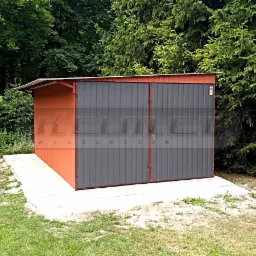 Nowoczesny, dwukolorowy garaż blaszany z dwuspadowym dachem, umieszczony na betonowej wylewce w otoczeniu zieleni.