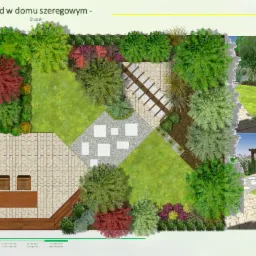 Plan zagospodarowania ogrodu przy domu szeregowym, widok z góry, prezentujący układ ścieżek z kostki, trawnika, rabat kwiatowych z różnorodną roślinnością, w tym drzewa i krzewy ozdobne o różnej...