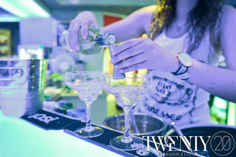 Barman nalewa drinka z zielonej butelki do miarki, a następnie do kieliszka margarita; w tle widoczny shaker i logo klubu Twenty Bydgoszcz Club.