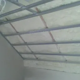 Sufity podwieszane i izolacje natryskowe