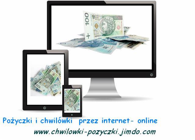 Stos polskich banknotów na ekranie monitora, tabletu i smartfona, sugerujący dostępność finansowania online.