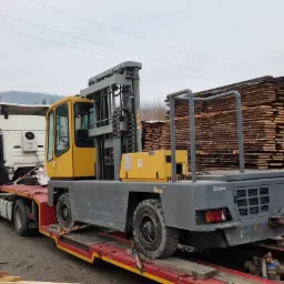 Międzynarodowe zlecenie transportu wózka widłowego bocznego o masie przekraczającej 12 ton.