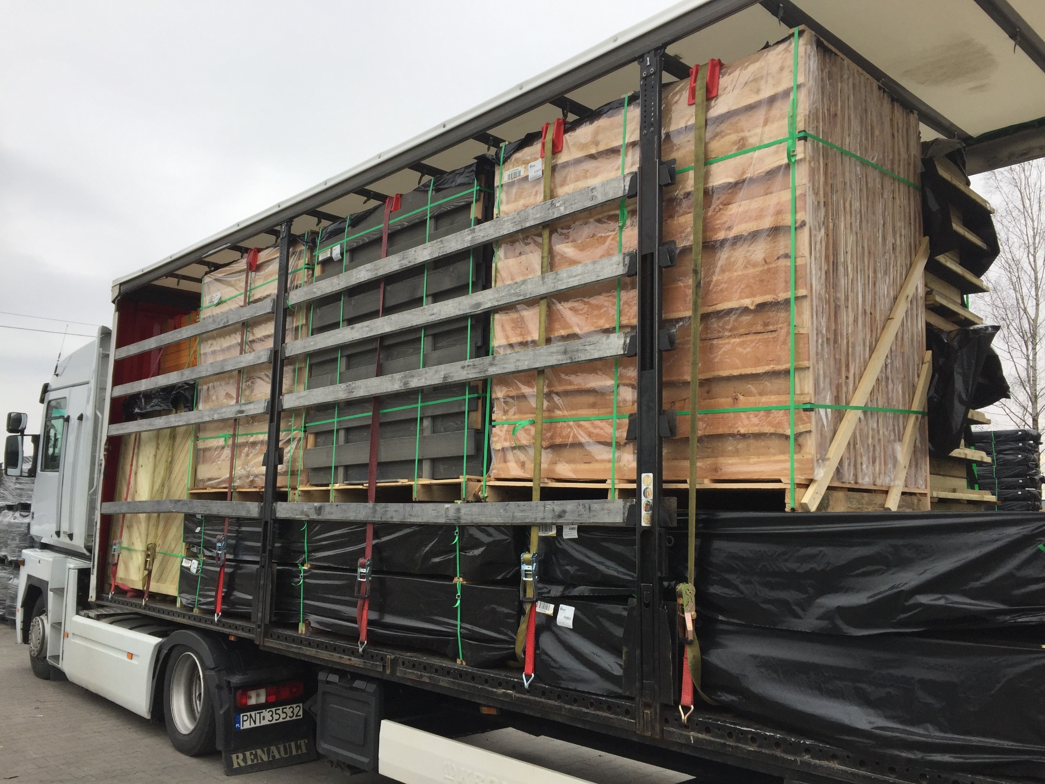 Transport paneli drewnianych oraz wyposażenie ogrodu.