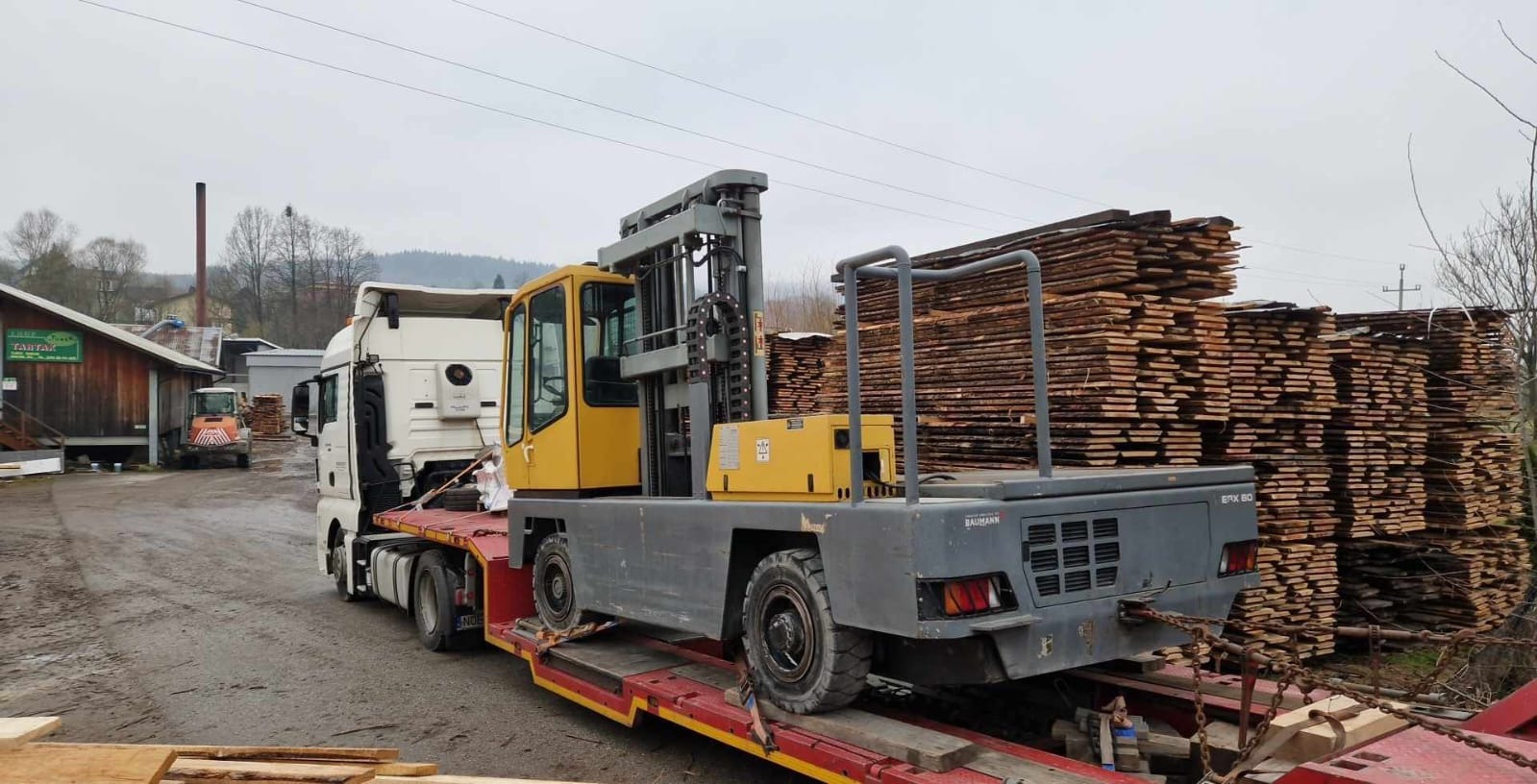 Międzynarodowe zlecenie transportu wózka widłowego bocznego o masie przekraczającej 12 ton.