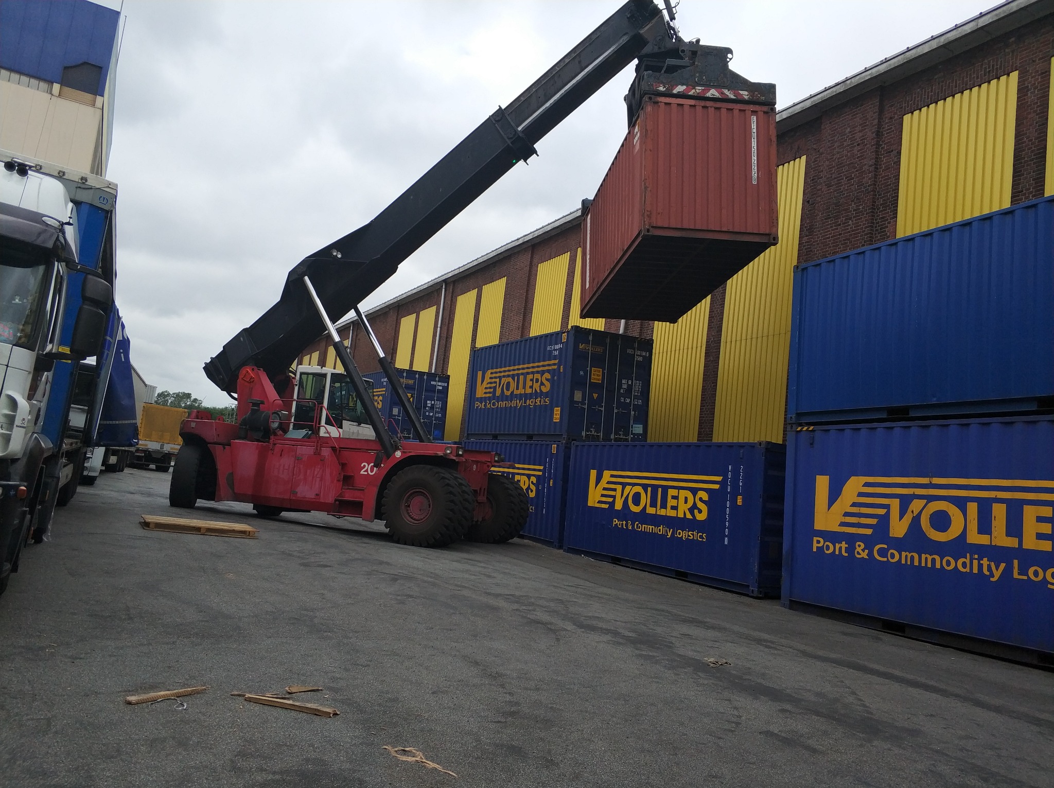 Załadunek kontenerów w Hamburgu.