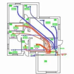 Rzut mieszkania z zaznaczonymi na niebiesko i czerwono przebiegami instalacji wentylacyjnych i grzewczych.