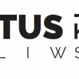 Logo kancelarii prawnej IUSTUS Król i Wspólnicy z symbolem wagi sprawiedliwości w złotym okręgu.