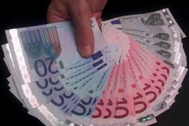 Rozłożony wachlarz banknotów euro o nominałach 20 i 50 euro, ułożonych na ciemnym tle.