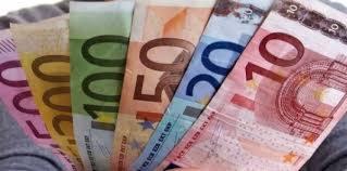 Różnokolorowe banknoty euro o nominałach 10, 20, 50, 100 i 200 ułożone warstwowo, częściowo zakryte, z widocznymi znakami wodnymi.