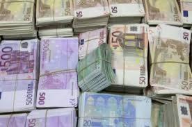 Stosy i paczki banknotów euro o różnych nominałach, głównie 500, 50 i 20 euro, ułożone obok siebie.