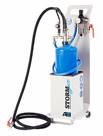 Profesjonalne urządzenie do czyszczenia przemysłowego Storm Jet A3 z niebieskim zbiornikiem, czarnym wężem i manometrem, umieszczone na białym wózku z kółkami.