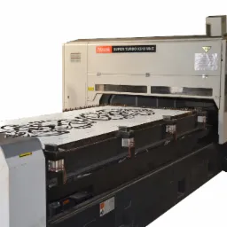 Laserowa wycinarka CNC Mazak Super Turbo X510 Mk II tnie arkusz metalu z ażurowym, dekoracyjnym wzorem.