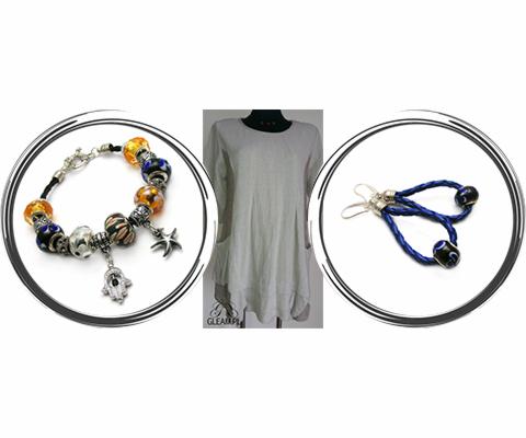 Prezentacja na białym tle: srebrna bransoletka z kolorowymi szklanymi koralikami i zawieszkami, lekka tunika oraz niebieskie kolczyki z plecionki.