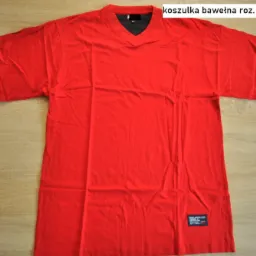 Czerwona bawełniana koszulka z krótkim rękawem i dekoltem w serek, rozmiar S-XXL, leżąca na drewnianej powierzchni, widoczna metka w dolnym rogu.