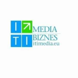 Logo firmy ITI Media Biznes z niebieskimi kwadratami i zielonym kwadratem ze strzałką w prawym górnym rogu, oraz adresem strony internetowej itimedia.eu