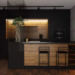 Nowoczesna kuchnia z wyspą, czarne szafki, drewniane akcenty, oświetlenie LED, dekoracyjna roślina w szklanym pojemniku i marmurowe ściany.