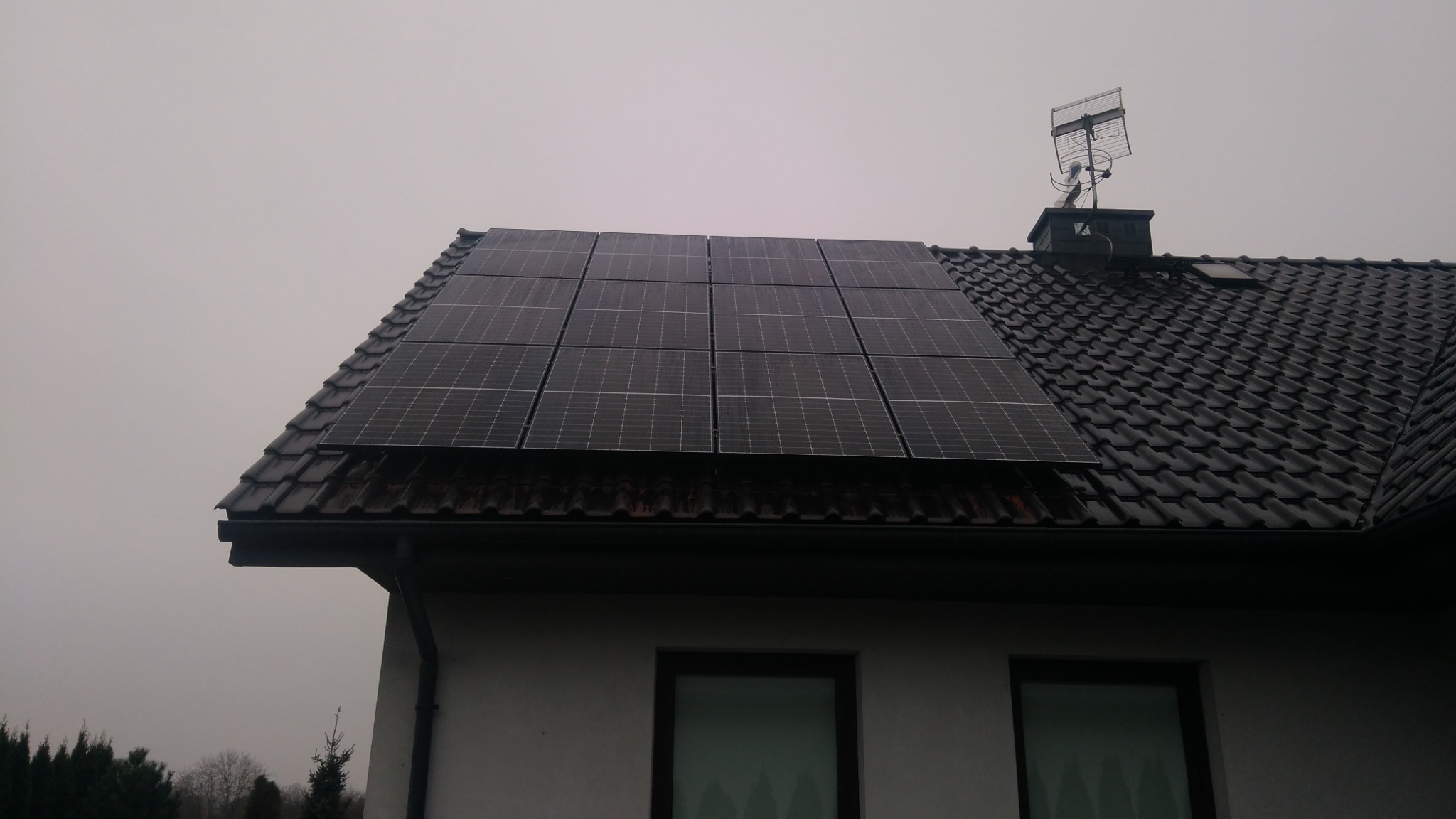 Instalacja 10kWp, dachówka ceramiczna, wschód- zachód. Falownik Sofar.