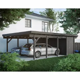 Nowoczesna, ciemnoszara pergola drewniana z zamykanym schowkiem, chroniąca dwa samochody na tle białego domu z ogrodem.