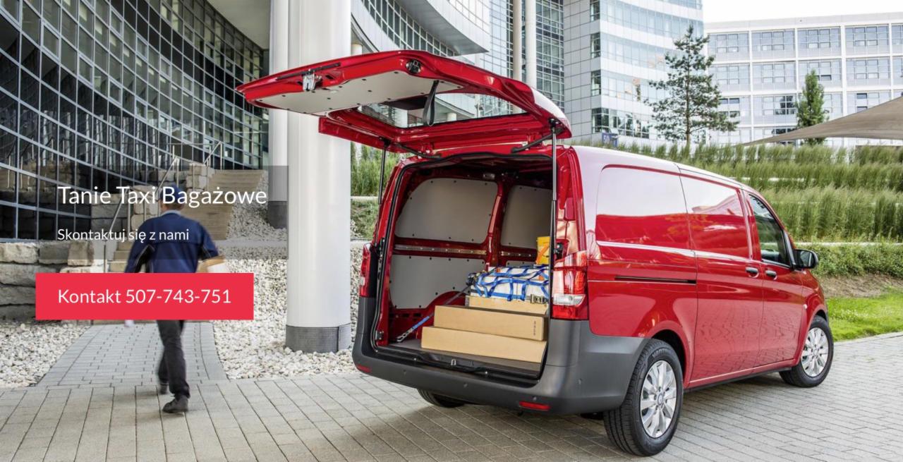 Czerwony bus z otwartym bagażnikiem, w którym znajdują się kartonowe pudła zabezpieczone niebieską siatką, zaparkowany przed nowoczesnym budynkiem biurowym.