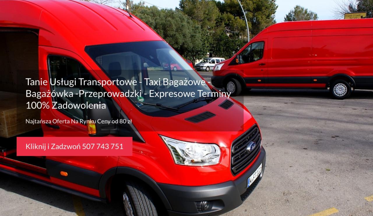 Dwa czerwone busy Ford Transit, jeden z otwartymi drzwiami bagażnika, zaparkowane na zewnątrz w słoneczny dzień, z widocznym fragmentem ładunku w otwartym busie.