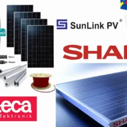 Zestaw komponentów do instalacji paneli słonecznych, w tym panele, inwerter, przewody i elementy montażowe, z widocznymi logotypami producentów.