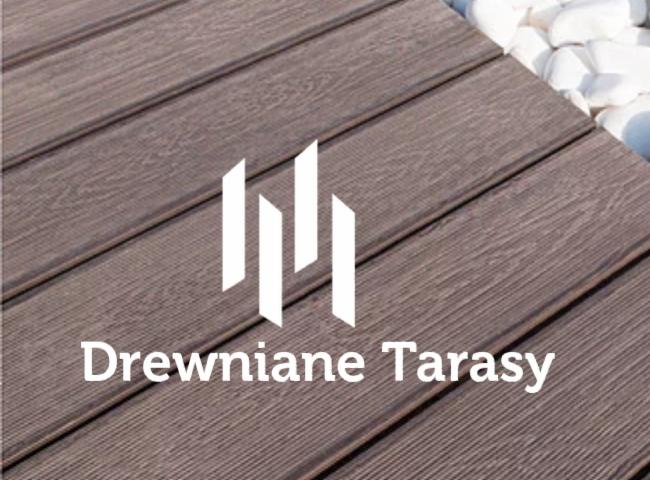 Deski tarasowe w odcieniach brązu, ułożone równolegle, z białymi kamykami w rogu. Widoczne logo i napis 'Drewniane Tarasy'.