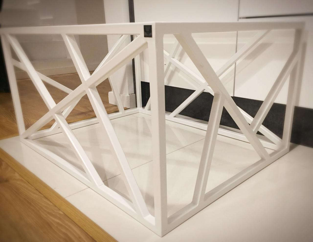 Biała, metalowa konstrukcja schodów o geometrycznym wzorze, widoczna na tle jasnej podłogi i białych mebli.
