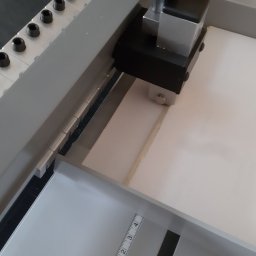 Precyzyjne pobieranie arkuszy ze stosu od spodu. Praca non-stop, dokładanie z góry.