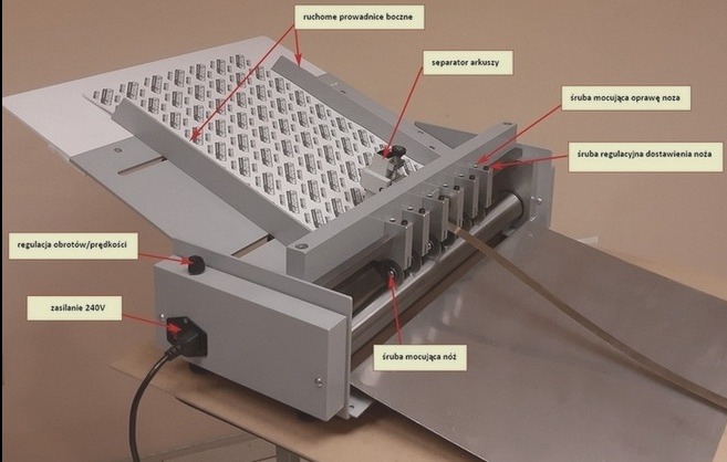Nacinarka/rycówka Harti do materiałów samoprzylepnych z automatycznym podawaniem arkuszy. Widoczne elementy regulacyjne i podłączenie zasilania 240V.