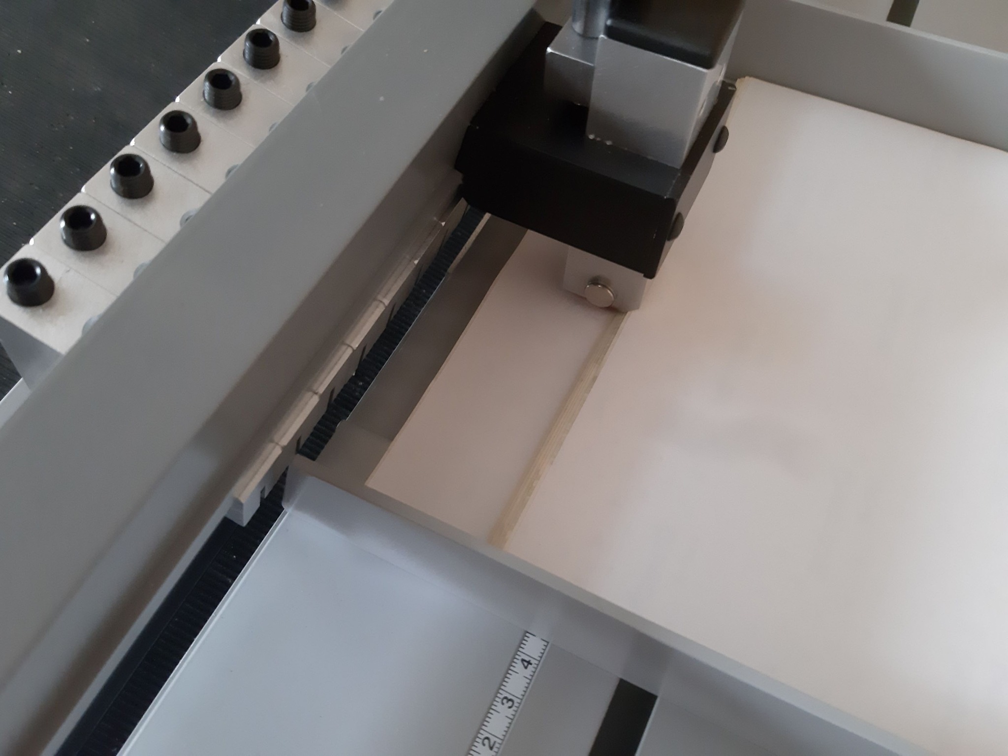 Precyzyjne pobieranie arkuszy ze stosu od spodu. Praca non-stop, dokładanie z góry.