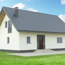 Nowoczesny dom jednorodzinny z szarą blachą na dachu, białymi ścianami i kamienną okładziną u podstawy, prezentowany na tle zielonego trawnika i błękitnego nieba z chmurami.