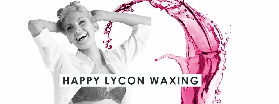 Uśmiechnięta blondynka z włosami upiętymi w wałki, w rozpiętej białej koszuli, z widocznym stanikiem, pozuje na białym tle z różową grafiką przypominającą rozbryzgujący się płyn i napisem 'HAPPY...