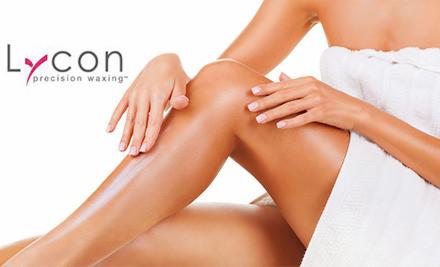 Gładka, nawilżona noga kobiety po depilacji woskiem, z widocznym logo Lycon Precision Waxing i białym ręcznikiem w tle.