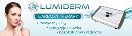 Grafika reklamowa zabiegu karboksyterapii Lumiderm, prezentująca modelkę z dłonią przy twarzy oraz urządzenie do terapii medycznym CO2.