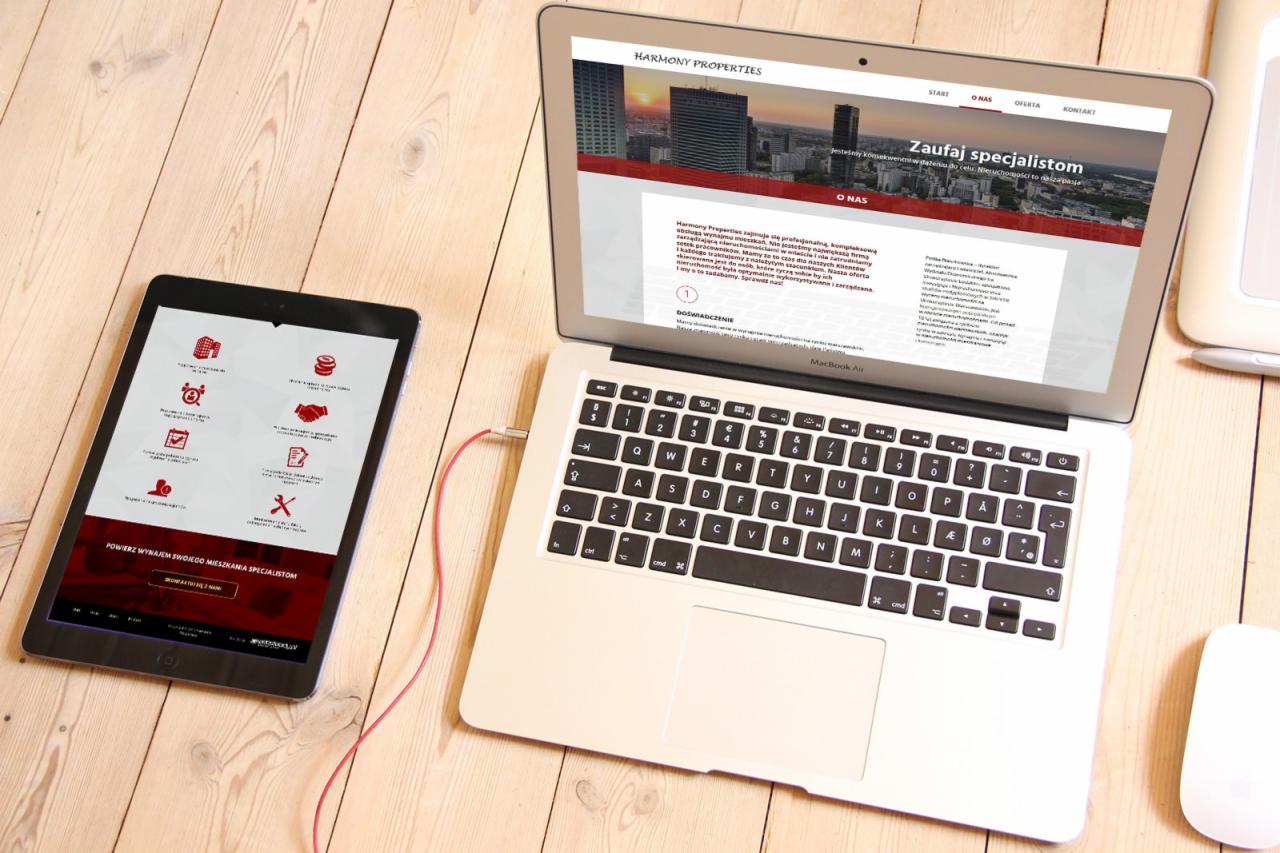 Laptop i tablet prezentujące stronę internetową Harmony Properties na drewnianym biurku z myszą, pokazujące interfejs użytkownika i responsywność.
