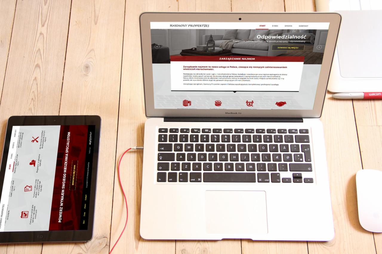 Laptop MacBook Air z wyświetloną stroną internetową Harmony Properties o zarządzaniu najmem, obok tablet z tą samą stroną oraz piórko graficzne Wacom i myszka bezprzewodowa na drewnianym biurku.
