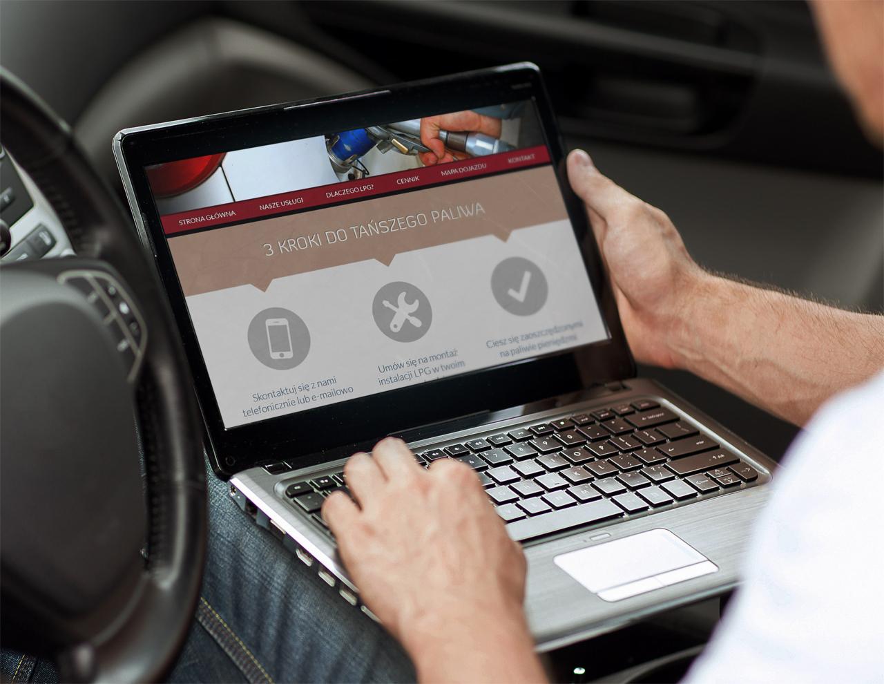 Osoba w samochodzie korzysta z laptopa, na ekranie strona internetowa z informacjami o oszczędzaniu na paliwie LPG, widoczne menu strony: Strona Główna, Nasze Usługi, Dlaczego LPG?, Cennik, Mapa...