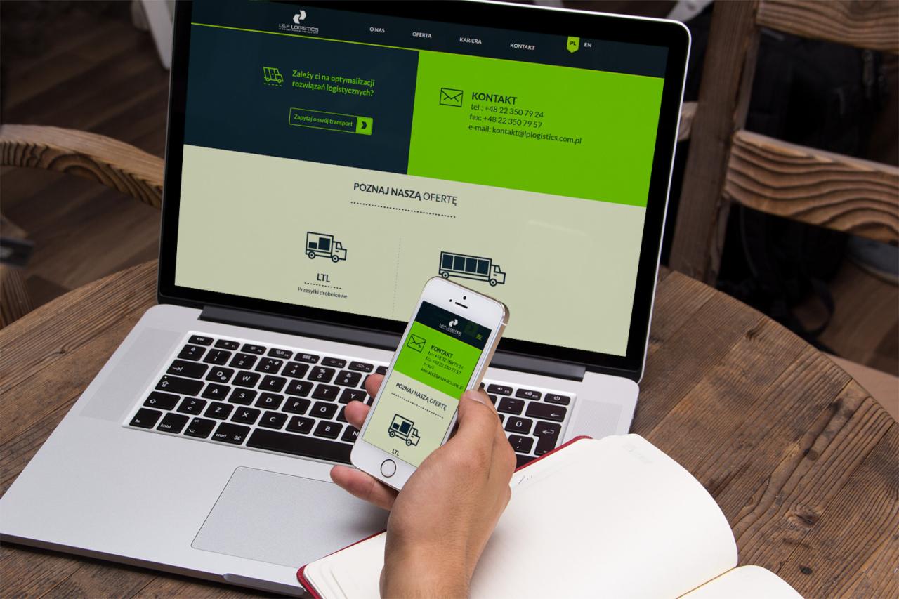 Laptop wyświetlający stronę internetową firmy logistycznej L&P Logistics, trzymany w dłoni telefon pokazuje mobilną wersję strony, obok leży otwarty notatnik na drewnianym stole.