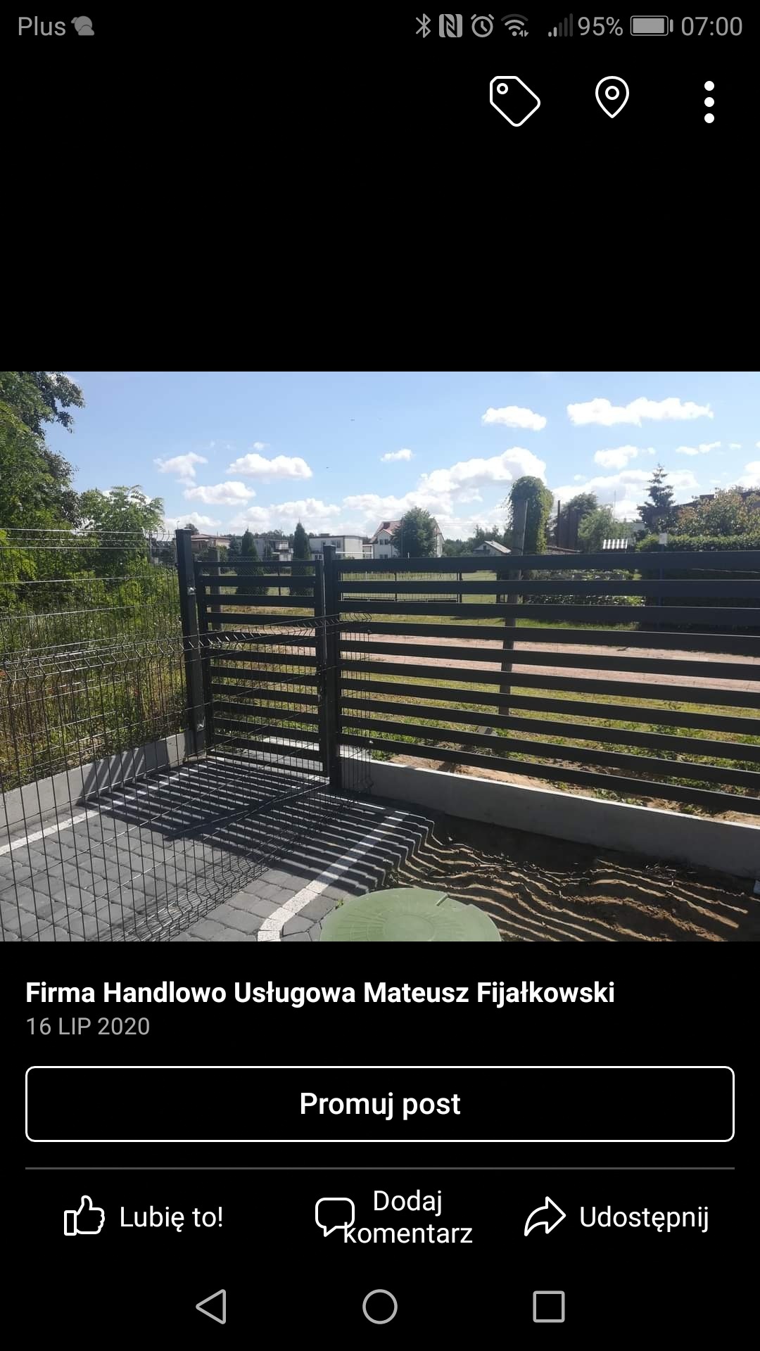 Nowoczesne, poziome ogrodzenie panelowe w kolorze antracytowym, z bramą wjazdową, świeżo zamontowane na posesji z kostką brukową i przygotowanym podłożem pod trawnik.