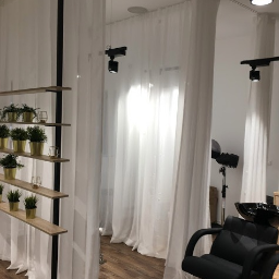 Aranżacja salonu fryzjerskiego.