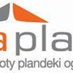 Logo firmy Elaplast z szarym i pomarańczowym dachem symbolizującym dom, pod spodem napis 'hale namioty plandeki ogrodzenia'.