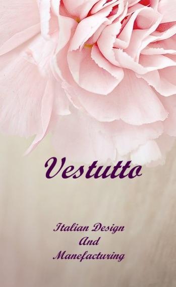 Delikatny różowy kwiat piwonii w pastelowych barwach z fioletowym napisem 'Vestutto' oraz 'Italian Design And Manufacturing'.